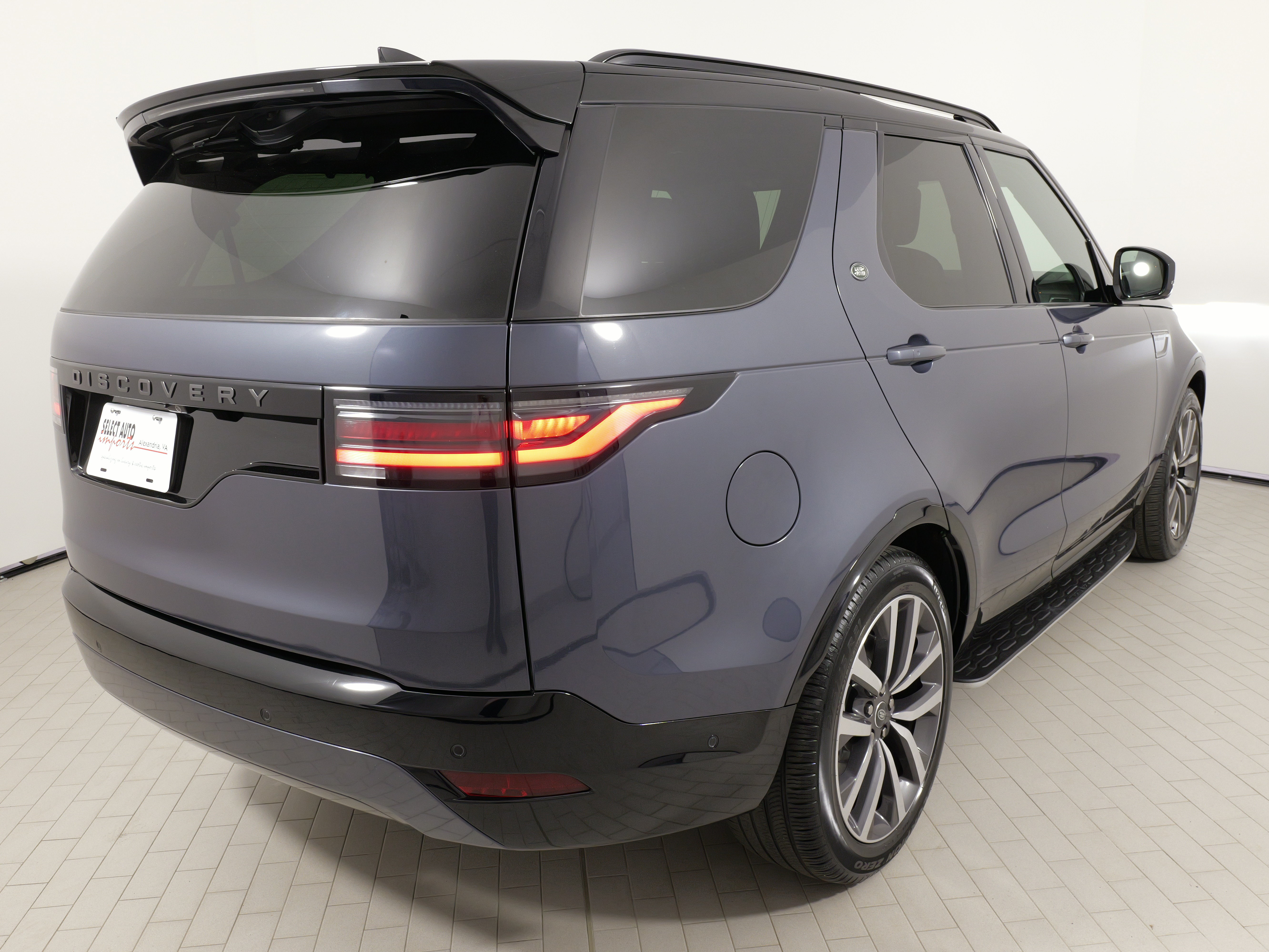Used 2024 Land Rover Discovery Dynamic SE AWD/4WD image 13