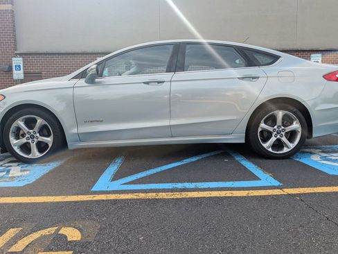 Used 2013 Ford Fusion SE FWD image 2