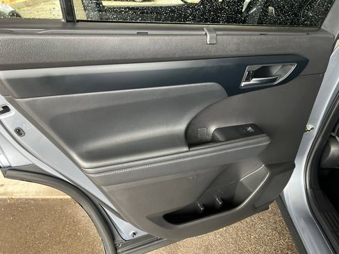 Used 2022 Toyota Highlander XLE AWD/4WD image 11