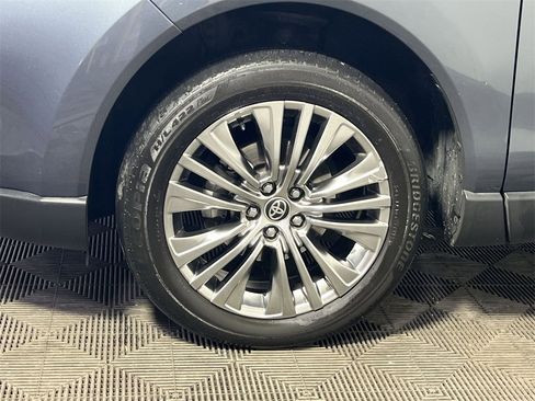 Used 2021 Toyota Venza XLE image 12