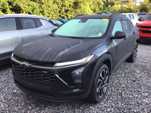 Used 2025 Chevrolet Trax RS w/ Sunroof Package FWD image 2