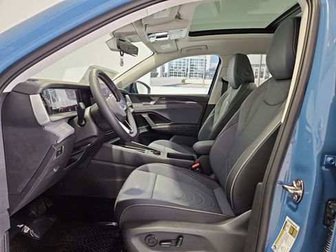 New 2026 Volkswagen Tiguan SE FWD image 17