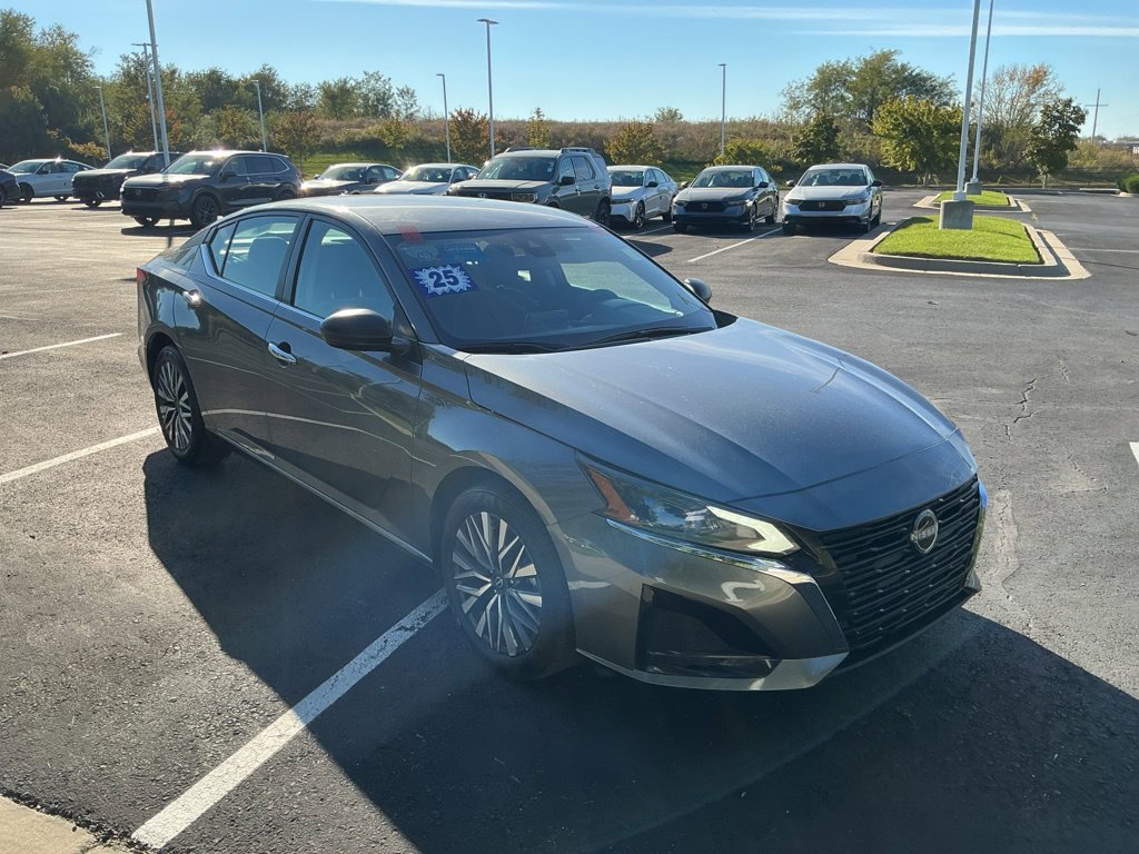 Used 2025 Nissan Altima 2.5 SV FWD image 13