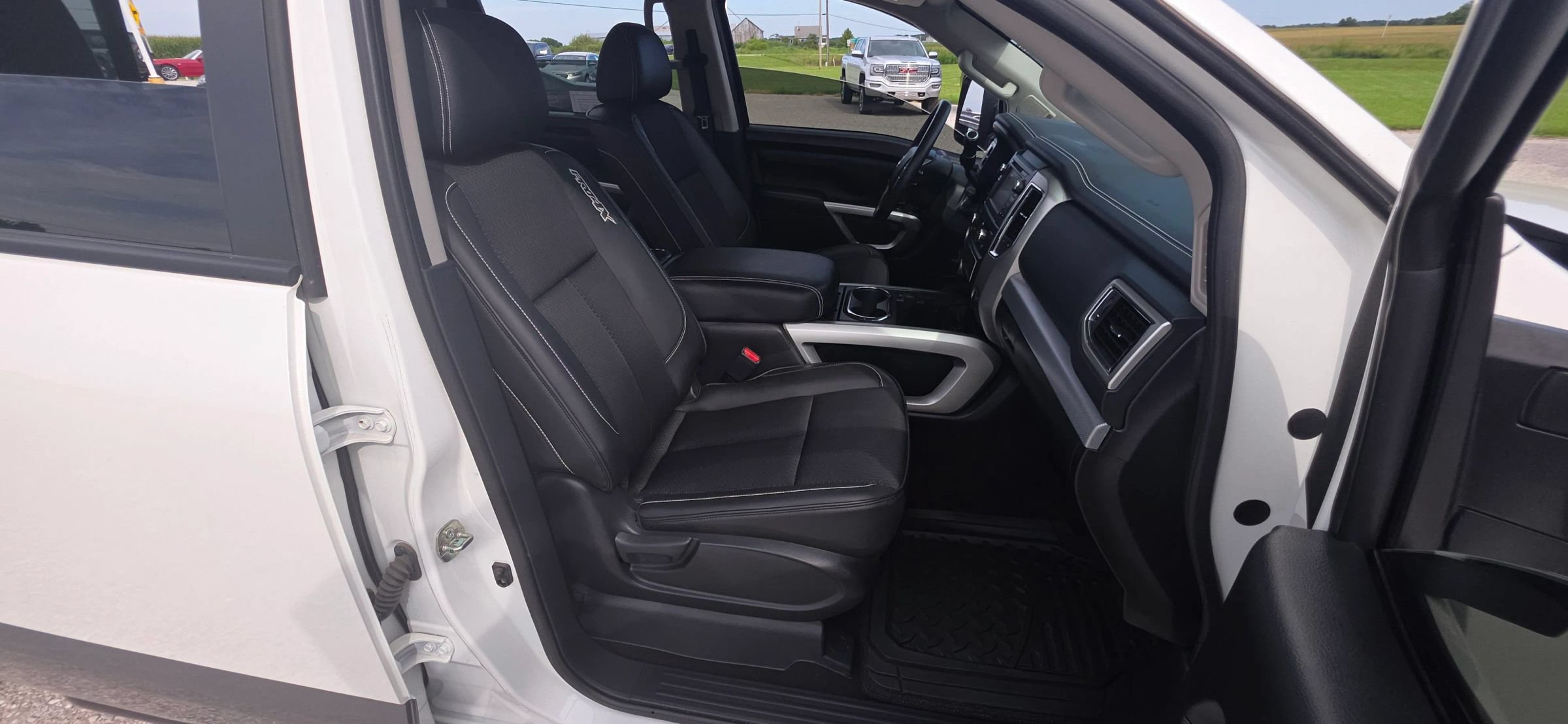 Used 2018 Nissan Titan PRO-4X w/ Pro-4x Utility Package AWD/4WD image 10