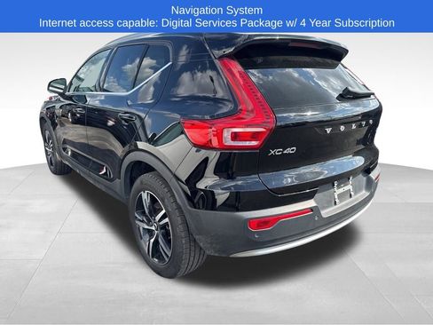 Used 2023 Volvo XC40 B5 Plus AWD/4WD image 2