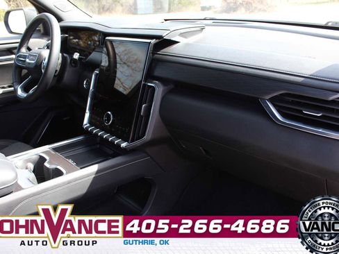 Used 2025 GMC Acadia Elevation image 15