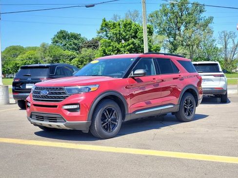 Used 2020 Ford Explorer XLT w/ Equipment Group 202A AWD/4WD image 3