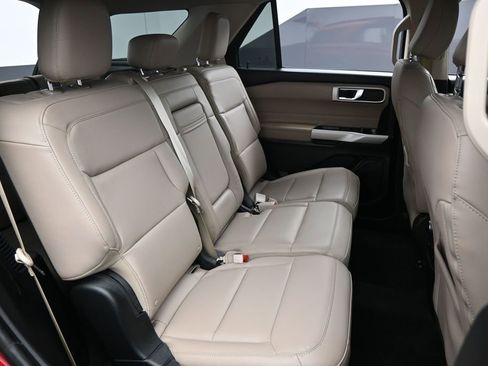 Used 2022 Ford Explorer XLT w/ Equipment Group 202A AWD/4WD image 32