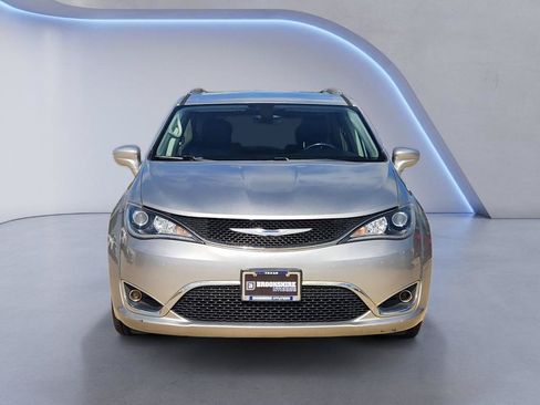 Used 2018 Chrysler Pacifica Touring-L FWD image 2
