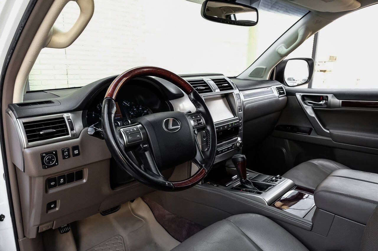Used 2017 Lexus GX 460 Premium w/ Premium Package AWD/4WD image 3