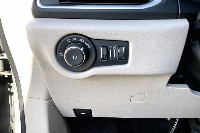 Used 2023 Chrysler Pacifica Touring-L FWD image 15