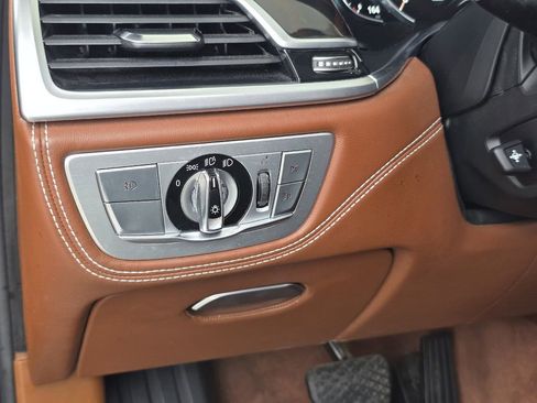 Used 2018 BMW 750i image 18
