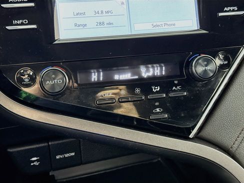 Used 2018 Toyota Camry XLE image 16