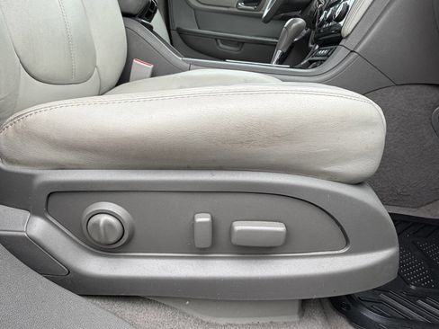 Used 2015 Chevrolet Traverse LT image 28