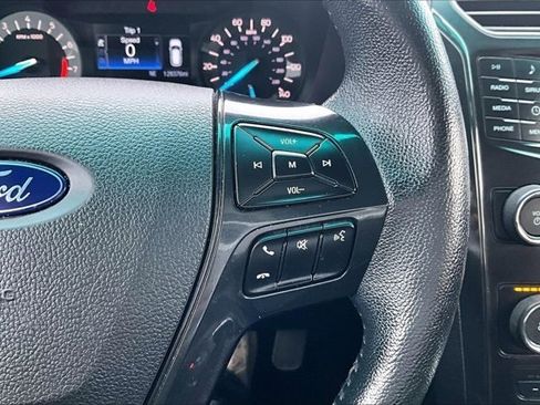Used 2018 Ford Explorer XLT image 11