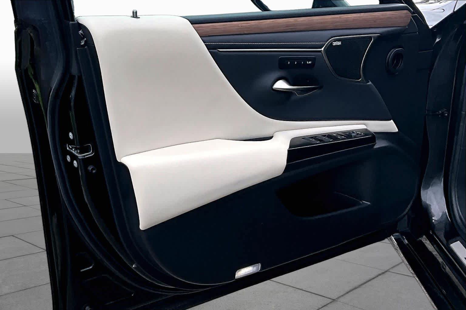 Used 2025 Lexus ES 350 Ultra Luxury w/ Accessory Package (Z2) FWD image 26