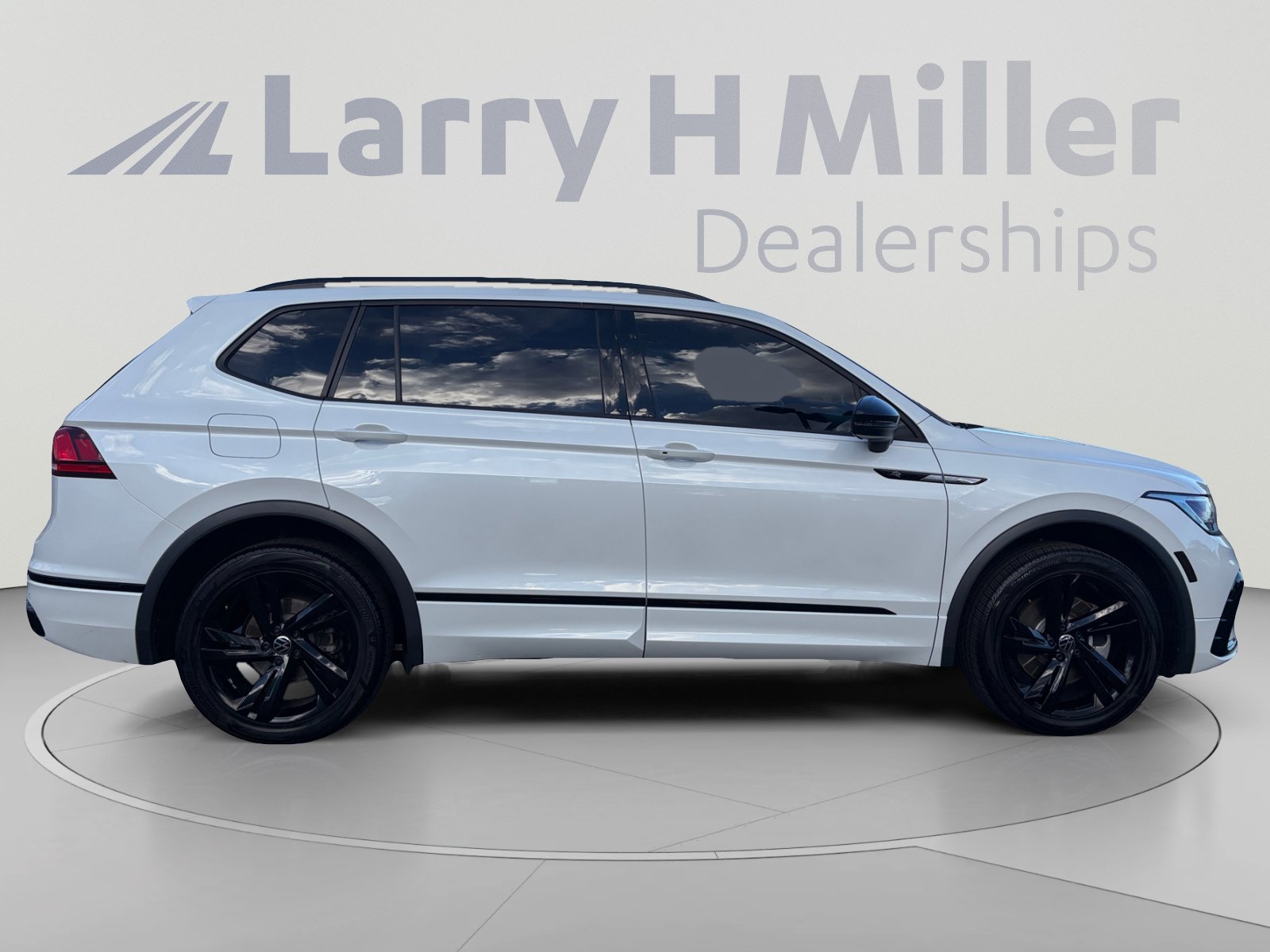 Used 2023 Volkswagen Tiguan SE R-Line AWD/4WD image 6
