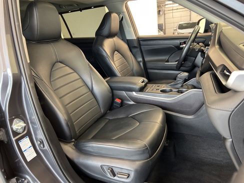Used 2022 Toyota Highlander XLE image 47