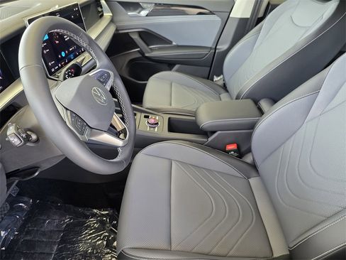 New 2025 Volkswagen Tiguan SE image 9