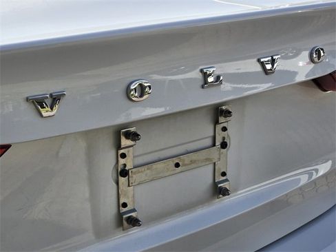 Used 2022 Volvo S60 B5 Momentum w/ Premium Package image 9