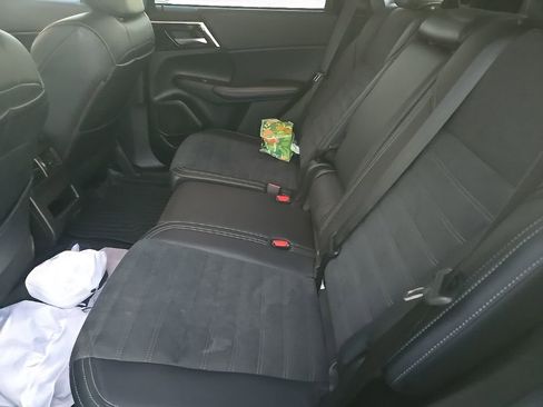 Used 2024 Mitsubishi Outlander SE image 11