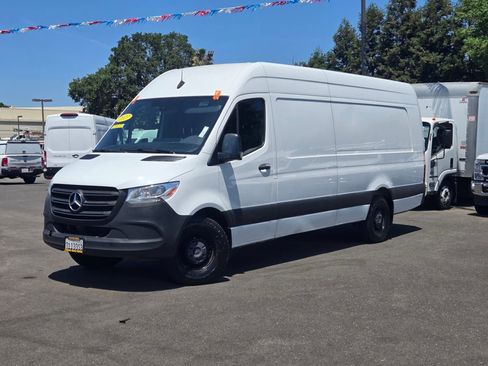 Used 2023 Mercedes-Benz Sprinter 2500 image 9