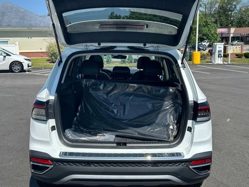 New 2025 Volkswagen Taos SE image 4