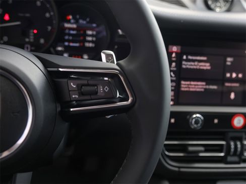 Certified 2025 Porsche Macan image 15