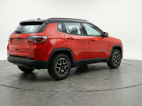 Used 2025 Jeep Compass Trailhawk AWD/4WD image 9