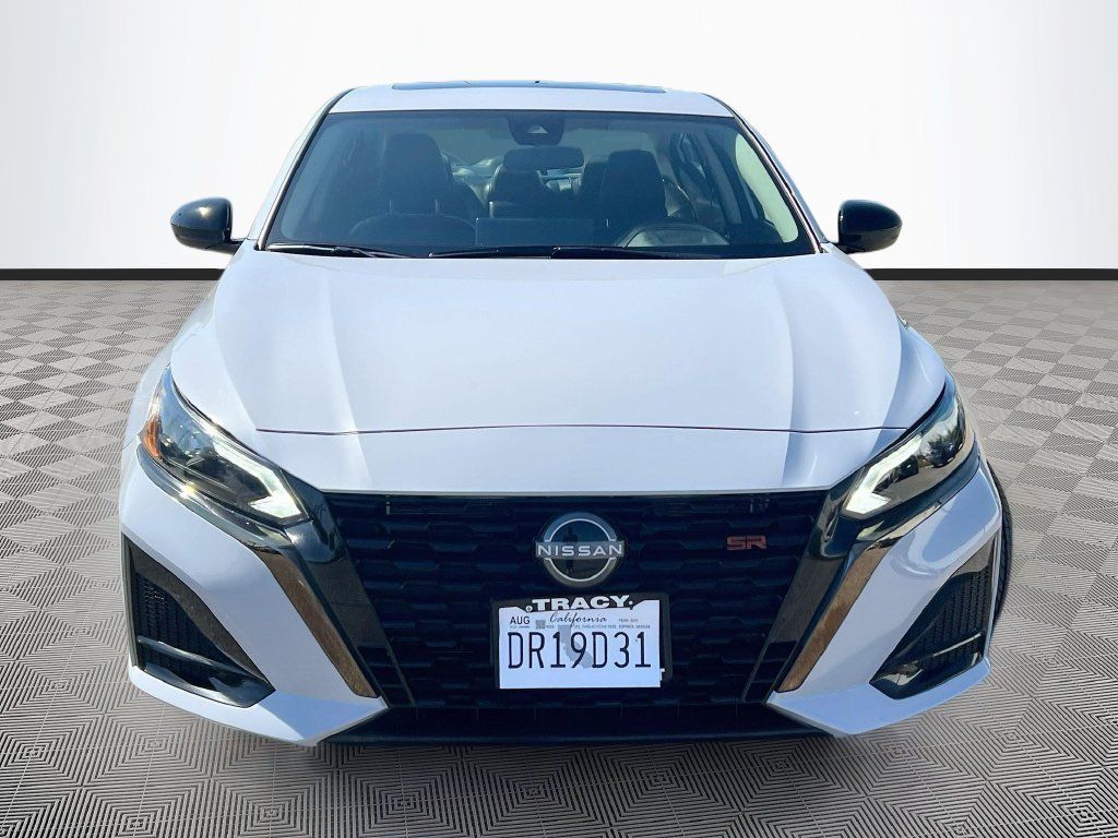 Used 2025 Nissan Altima 2.5 SR w/ SR Premium Package FWD image 2