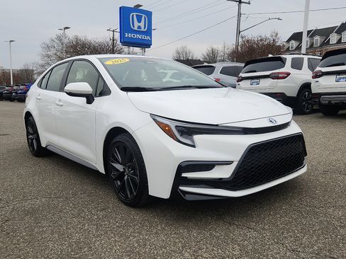 Used 2025 Toyota Corolla SE image 3