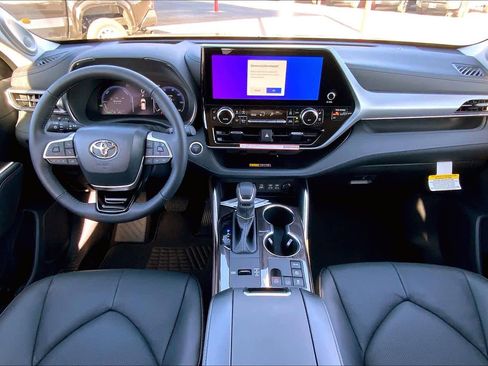 New 2026 Toyota Highlander Platinum image 5