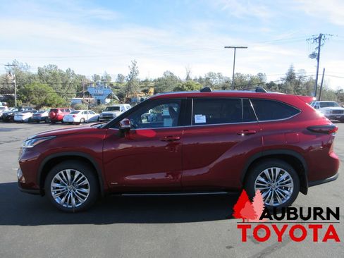 New 2026 Toyota Highlander Platinum image 8