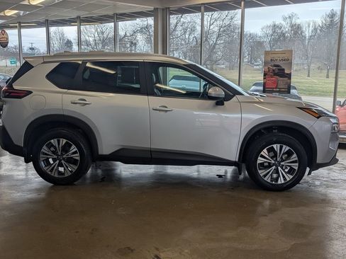Used 2023 Nissan Rogue SV w/ SV Premium B Package image 9