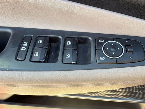 Used 2019 Hyundai Santa Fe SEL image 2