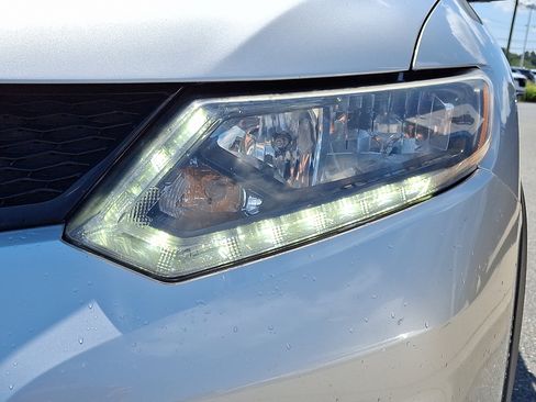 Used 2016 Nissan Rogue SV AWD/4WD image 10