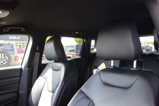 Used 2025 Jeep Compass Latitude w/ Convenience Group AWD/4WD image 20