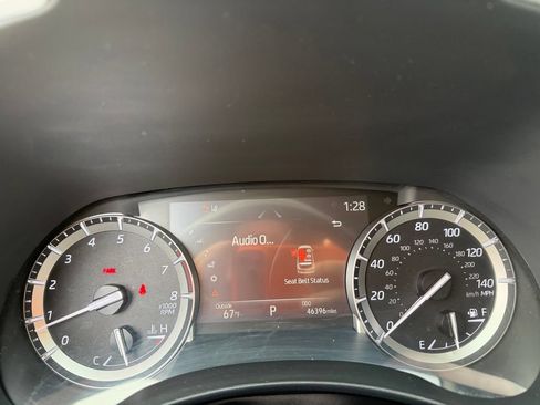Used 2022 Toyota Highlander XLE AWD/4WD image 16