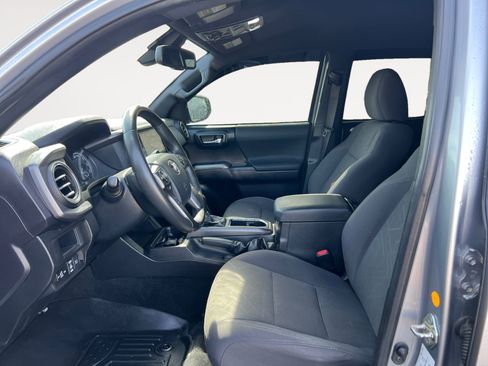 Used 2019 Toyota Tacoma TRD Off-Road AWD/4WD image 9