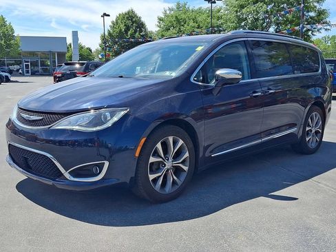 Used 2019 Chrysler Pacifica Limited w/ Tire & Wheel Group FWD image 3
