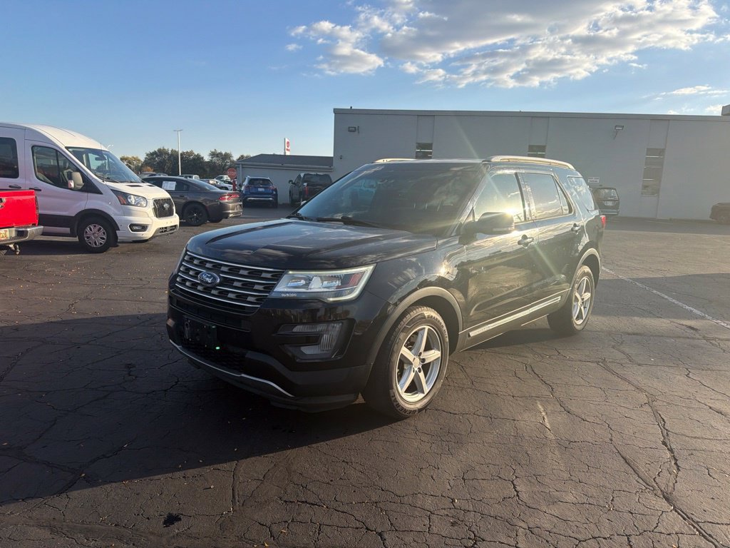 Used 2016 Ford Explorer XLT w/ Equipment Group 202A AWD/4WD image 2