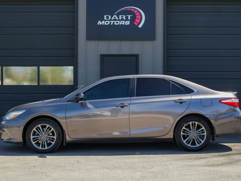 Used 2017 Toyota Camry SE image 4