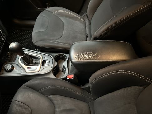Used 2015 Jeep Cherokee Latitude w/ Cold Weather Group AWD/4WD image 33