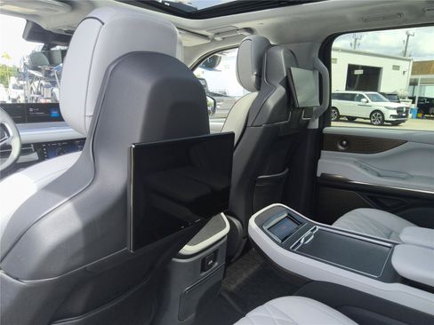 Used 2025 Lincoln Navigator L Black Label AWD/4WD image 18