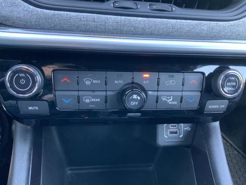 Used 2025 Jeep Compass Latitude w/ Sun & Sound Group AWD/4WD image 43