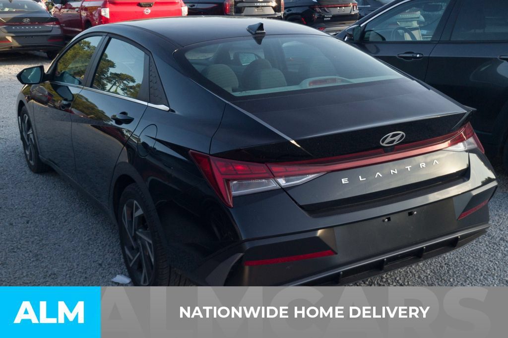 Used 2025 Hyundai Elantra SEL FWD image 4