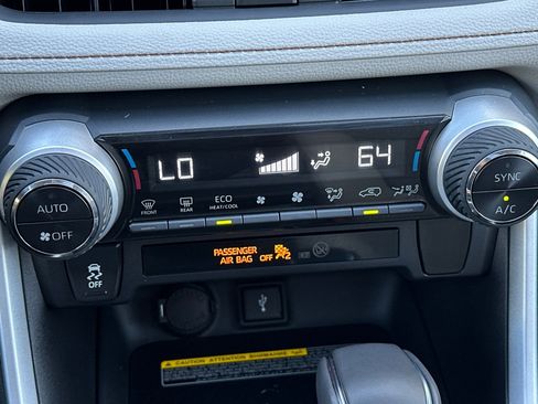 Used 2021 Toyota RAV4 XLE Premium image 20