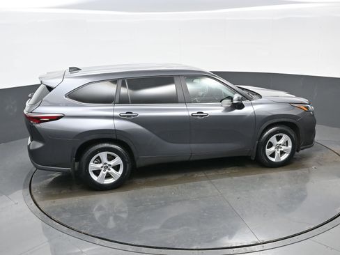 Used 2024 Toyota Highlander LE image 41