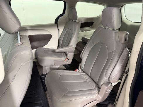 Used 2017 Chrysler Pacifica Touring w/ Tire & Wheel Group FWD image 20