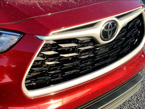 Used 2021 Toyota Highlander XLE image 29